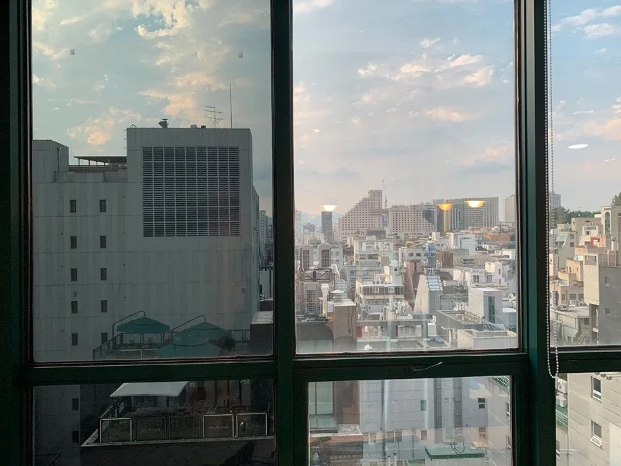 강남 오피스 창문 너머로 보이는 인근 건물 전경