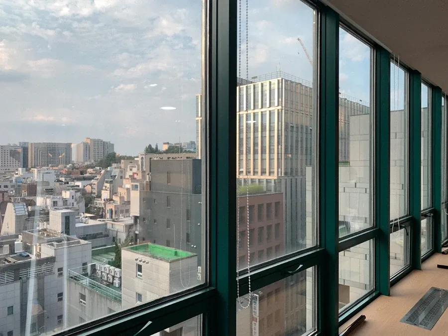 강남 오피스 빌딩 유리창 너머로 보이는 시내 전경