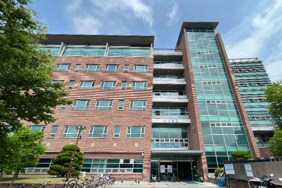 통유리 창이 많은 대학 건물 외관 전경