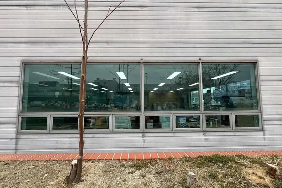 인천 공장 사무동 외벽 창문 시공 완료