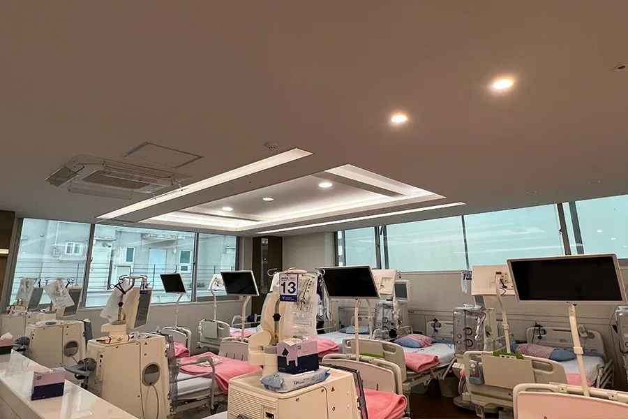 인공신장실 내부 전경, 창가를 따라 병상과 투석 장비가 나란히 배치된 모습